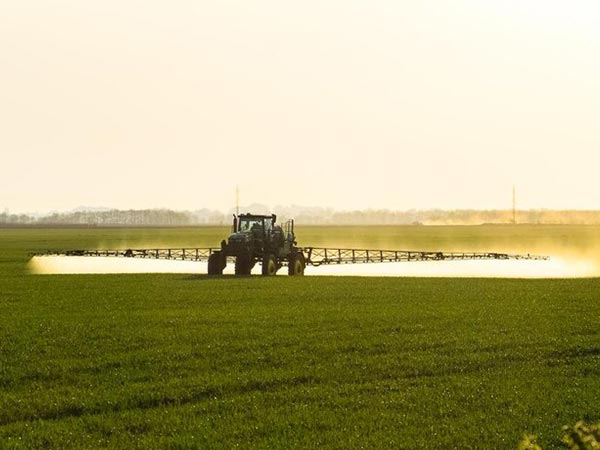 What is the working principle of agricultural boom spray?
